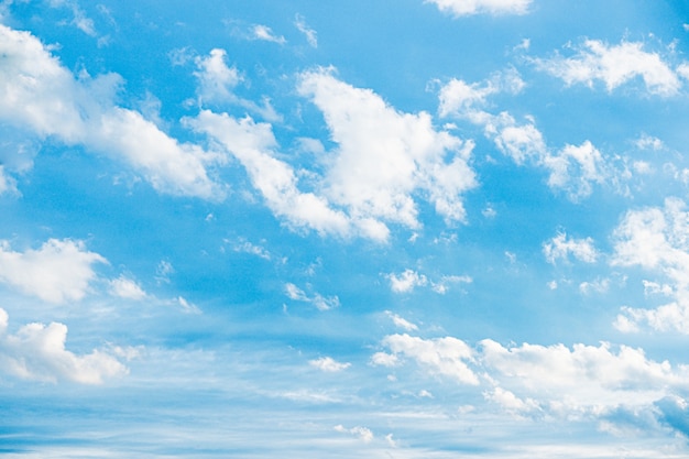 Hermoso fondo de cielo de nubes blancas fluffys con fondo de cielo azul