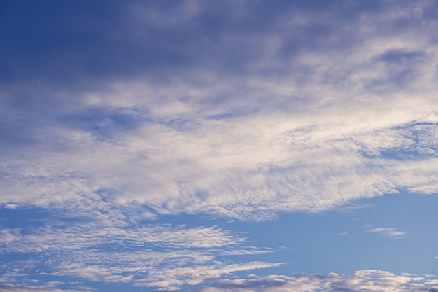 Hermoso fondo de cielo de nubes blancas fluffys con fondo de cielo azul