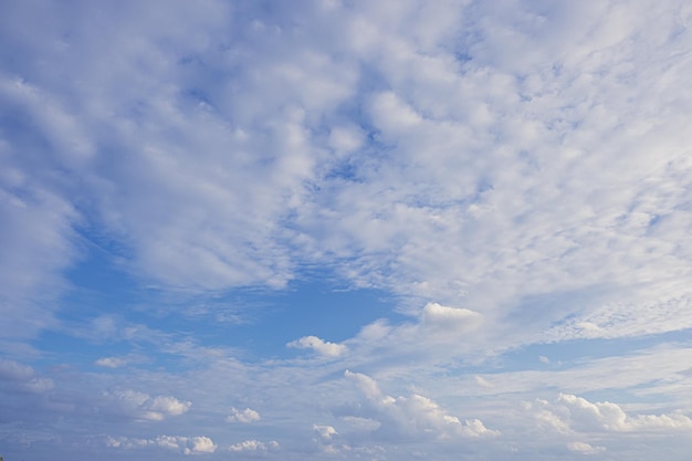 Hermoso fondo de cielo de nubes blancas fluffys con fondo de cielo azul