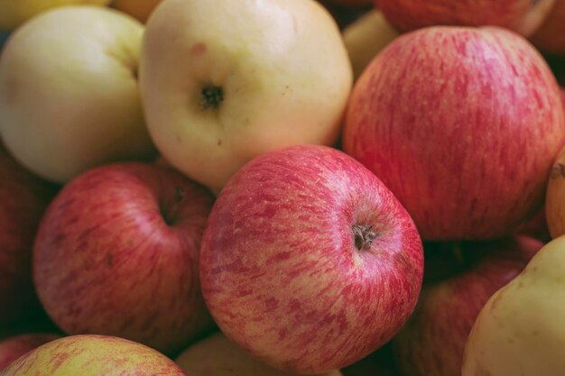 Hermoso fondo de manzanas rojas y blancas