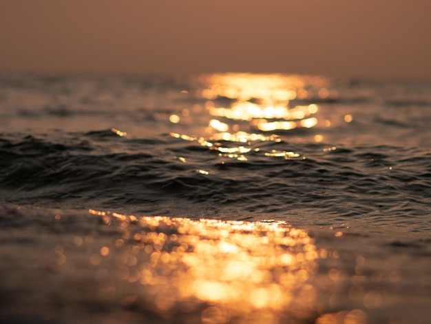 Hermoso fondo de mar de verano. Olas al sol.