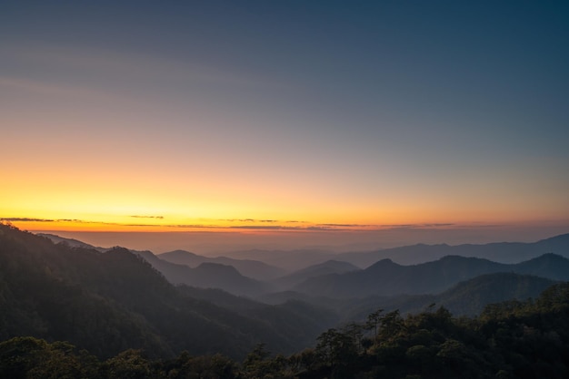 Hermoso fondo de montaña con cielo colorido Selva del mundo jurásico para trekking y camping