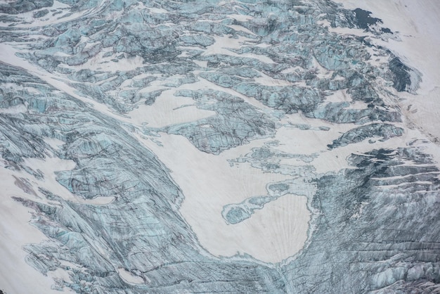 Foto hermoso fondo natural de lengua de glaciar con grietas de cerca colorido fondo natural de glaciar con patrón de caída de hielo textura de naturaleza escénica de la superficie del glaciar de montaña con fisuras de cerca