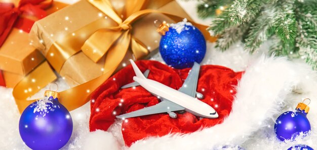 Hermoso fondo de Navidad con avión. Enfoque selectivo. Celebracion.