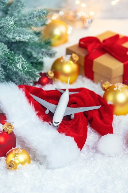 Hermoso fondo de Navidad con avión. Enfoque selectivo. Celebracion.