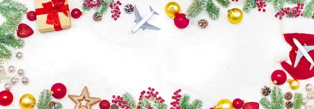 Hermoso fondo de navidad con concepto de viaje en avión enfoque selectivo