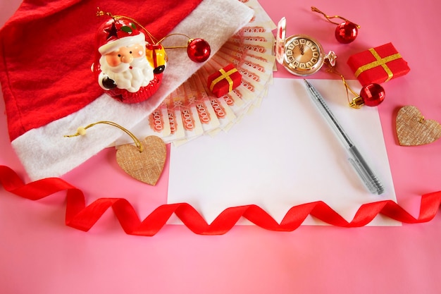 Hermoso fondo de Navidad con decoración de año nuevo hoja de papel y regalos