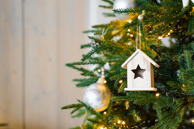 Hermoso fondo de Navidad de luces defocused con árbol decorado un