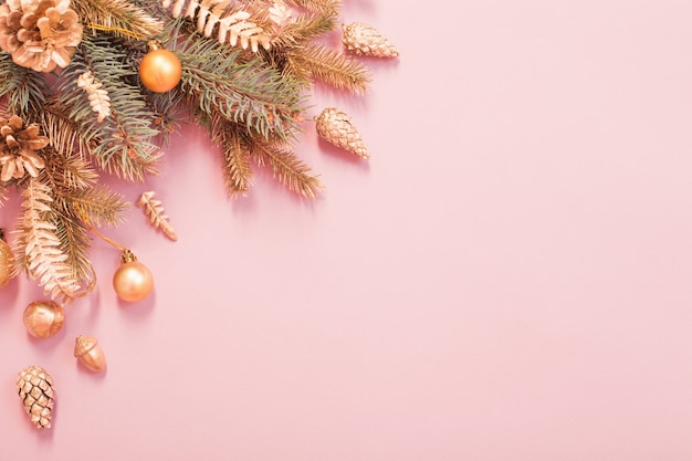 Hermoso fondo navideño en colores dorado y rosa