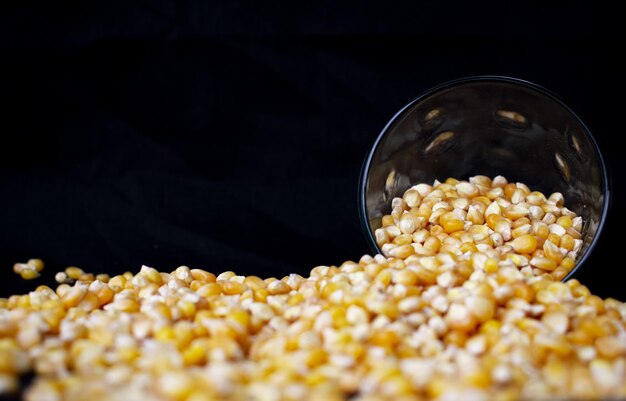 Hermoso fondo de palomitas de maíz para varios usos. Granos de palomitas de maíz en un primer plano espiral desenfocado. Alimento