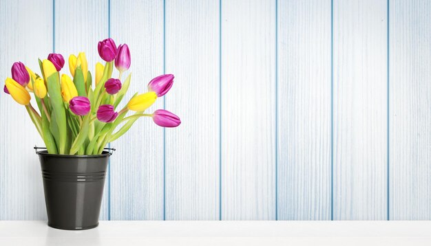 Hermoso fondo de Pascua con coloridos tulipanes y huevos de Pascua