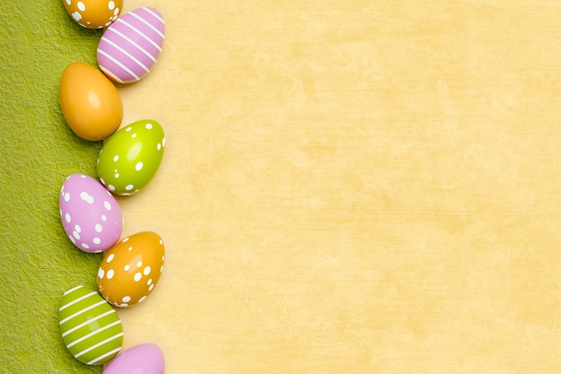 Foto un hermoso fondo de pascua de huevos de colores