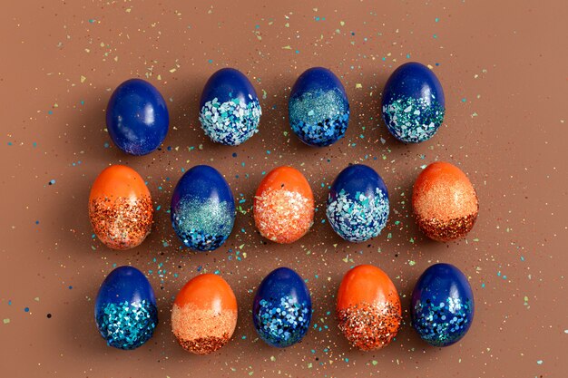 Hermoso fondo de Pascua con huevos decorativos naranjas y azules.