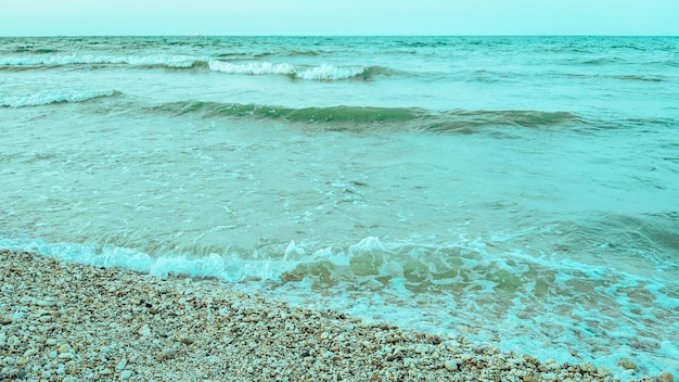 Hermoso fondo de playa de arena clara y rocas