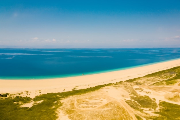 Un hermoso fondo de playa con arena y olas