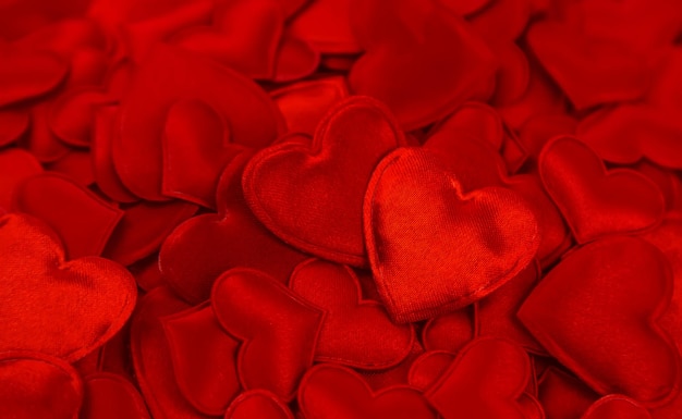 Hermoso fondo rojo con corazones. Día de San Valentín. Enfoque selectivo.