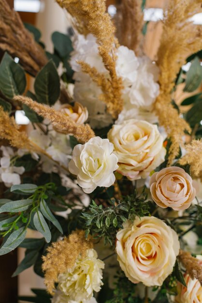 Hermoso fondo de rosas y flores secas closeup