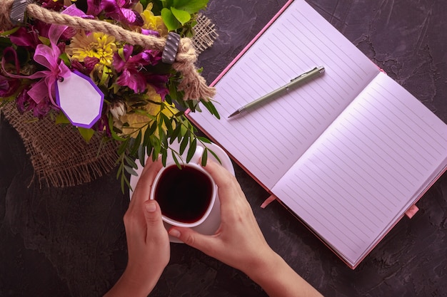 Hermoso fondo con té en manos femeninas