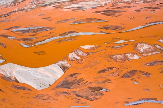 Hermoso fondo de textura de lecho de río naranja el color del río proviene de la erosión del suelo de calcio marrón mijo suelo de calcio y suelo de arena provincia de qinghai China