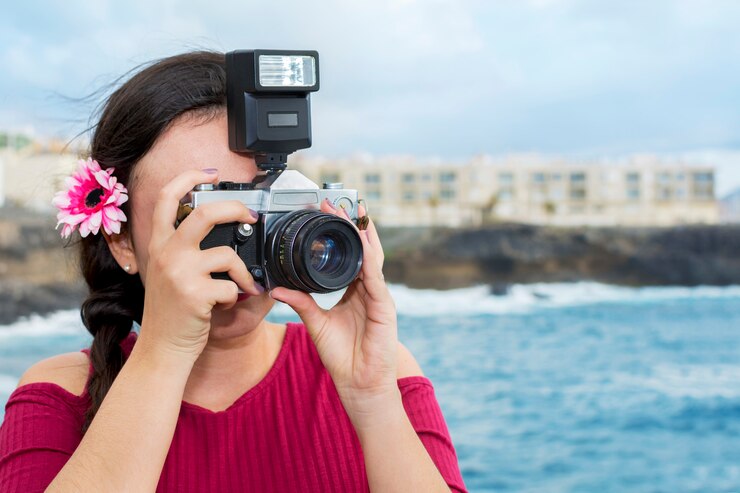 Hermoso fotógrafo haciendo turismo cerca del mar