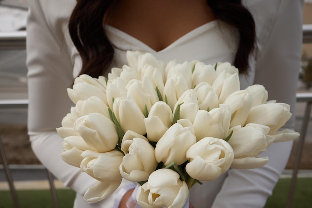 Hermoso gran ramo de tulipanes blancos en manos de la novia