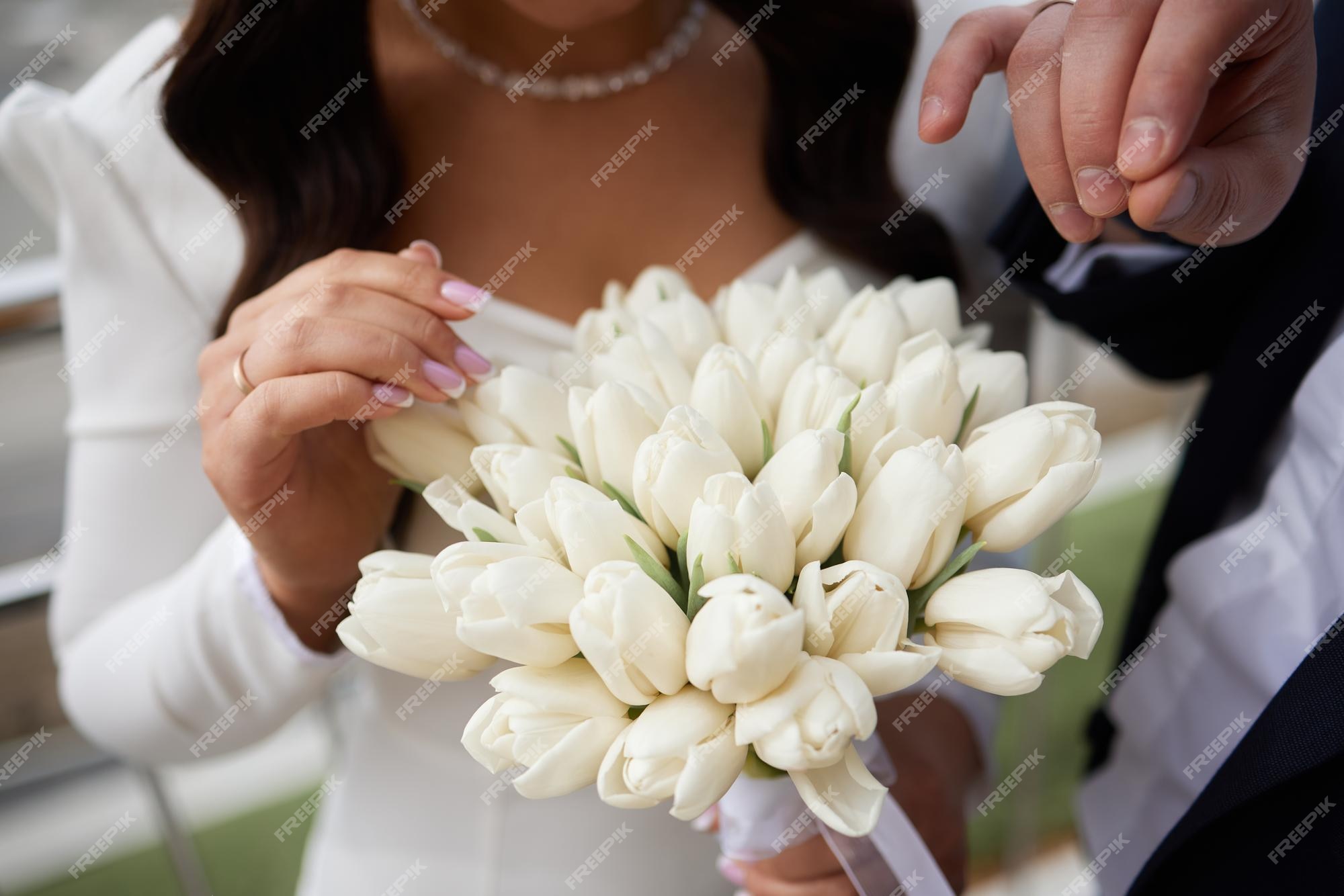 Hermoso gran ramo de tulipanes blancos en manos de la novia | Foto Premium