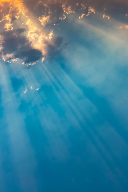 Foto hermoso haz de luz y las nubes.