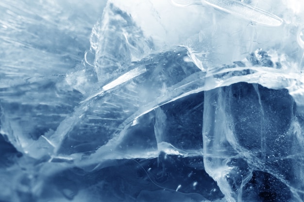 Hermoso hielo azul agrietado. textura del agua congelada.