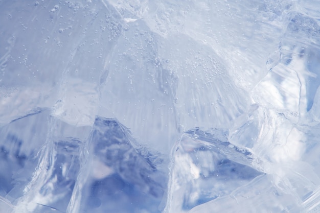 Hermoso hielo azul con grietas. fondo helado