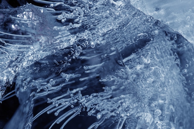 Hermoso hielo azul con grietas. fondo helado