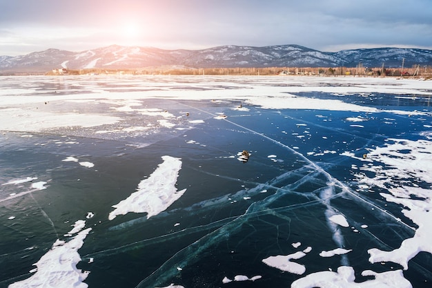 Hermoso hielo en el lago al atardecer. Paisaje de invierno