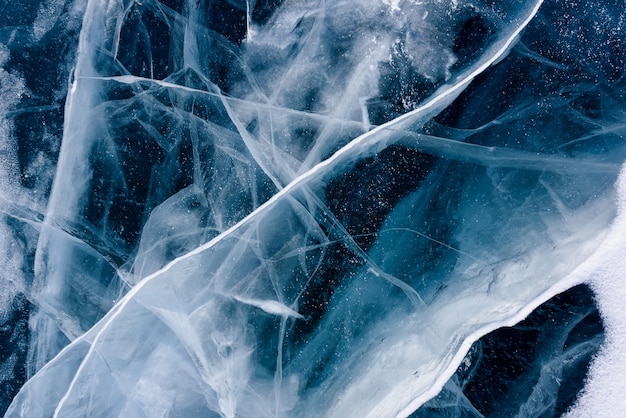 Hermoso hielo del lago Baikal con grietas abstractas