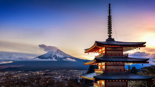 Hermoso hito de la montaña Fuji y la pagoda Chureito al atardecer, Japón.