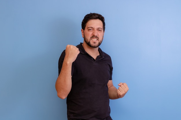 Hermoso hombre celebrando en azul