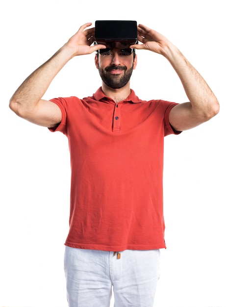 Hermoso hombre con gafas VR