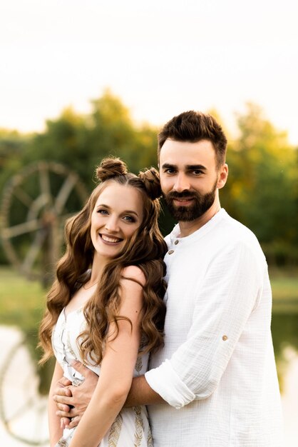 Hermoso hombre y mujer en el fondo de un lago en un día soleado