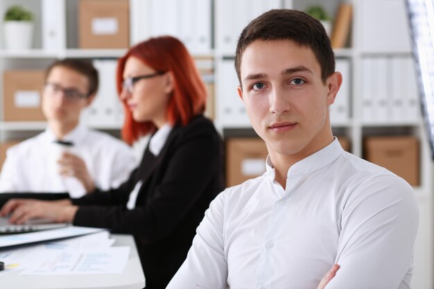 Hermoso hombre de negocios sonriente en el lugar de trabajo