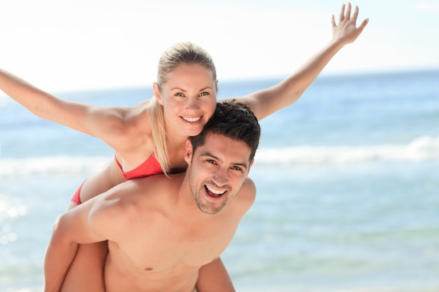 Hermoso hombre con novia a cuestas