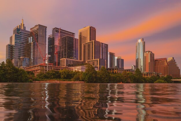 Hermoso horizonte de Austin. Austin, Texas en el río Colorado.