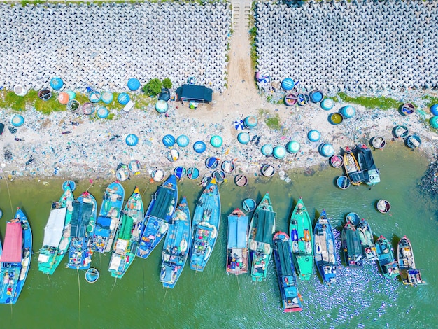 Hermoso horizonte azul panorámico en Loc An Canal Paisaje de puerto pesquero con bloques de hormigón de protección contra tsunamis Paisaje urbano y barcos en el mar Loc An pueblo cerca de la ciudad de Vung Tau