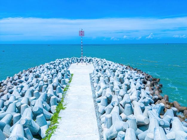 Hermoso horizonte azul panorámico en Loc An Canal Paisaje de puerto pesquero con bloques de hormigón de protección contra tsunamis Paisaje urbano y barcos en el mar Loc An pueblo cerca de la ciudad de Vung Tau