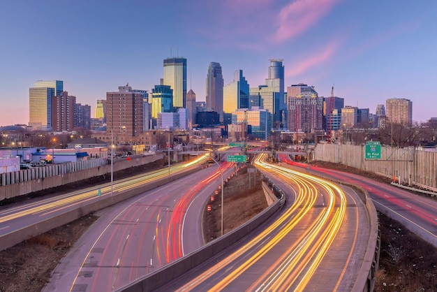 El hermoso horizonte del centro de la ciudad de Minneapolis con semáforos al atardecer en Estados Unidos