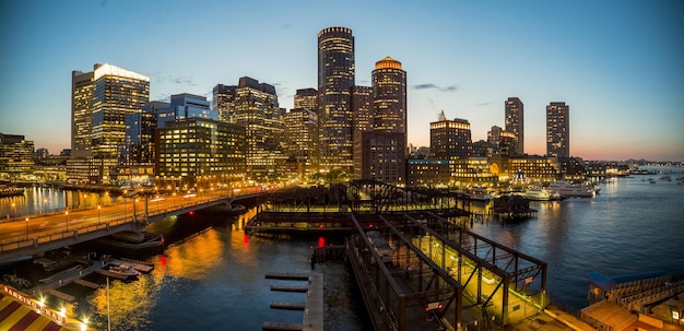 Hermoso horizonte de la ciudad de Boston durante la puesta de sol