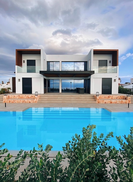 Hermoso hotel de lujo con una vista panorámica.