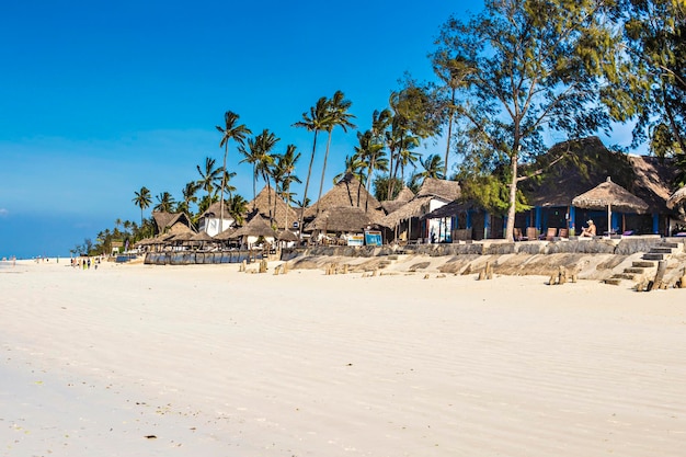 Hermoso hotel de playa en Zanzíbar, cabañas de playa exóticas tradicionales en la playa de Nungwi, Zanzíbar, Tanzania