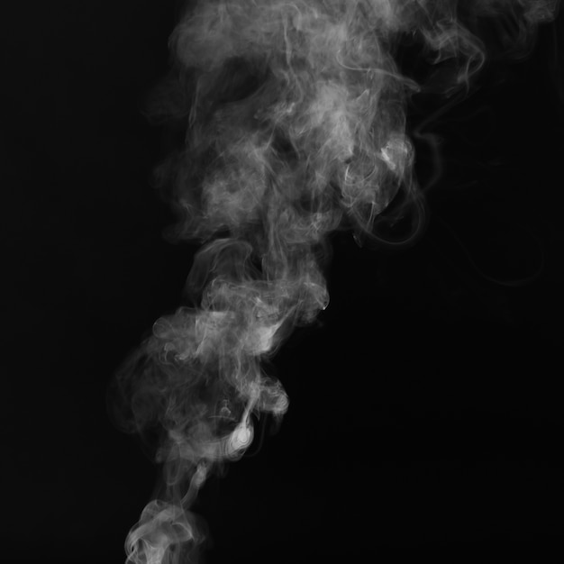 Hermoso humo blanco sobre fondo negro