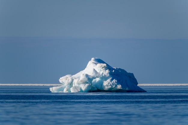 Hermoso iceberg en el mar Ártico en un día soleado. Gran trozo de hielo en el mar de cerca.