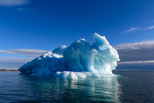 Hermoso iceberg en el mar Ártico en un día soleado. Gran trozo de hielo en el mar de cerca.