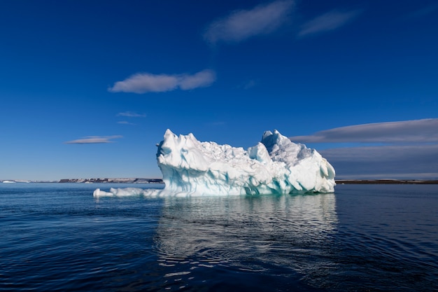 Hermoso iceberg en el mar Ártico en un día soleado. Gran trozo de hielo en el mar de cerca.