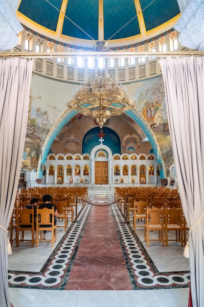 Hermoso interior de la Catedral Ortodoxa de la Resurrección de Cristo, cerca de la Plaza Skanderbeg en Tirana, Albania
